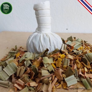 Puede incluir: Una compresa de hierbas de tela blanca con un asa atada, rodeada de una mezcla de hierbas y especias secas. La imagen incluye un logotipo circular verde con el texto "100% Natural". El producto es de Thaiyadomshop.