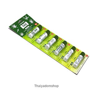 Pode incluir: Um pacote de seis protetores labiais. Cada protetor labial está em um tubo branco com detalhes verdes e uma tampa verde. A embalagem é verde com desenhos de folhas de bambu e texto em língua estrangeira.