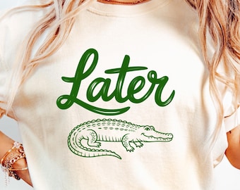 Everyday Later Gator PNG Diseño Digital Girly Trendy Kid Diseño Mujer Rosa Preppy Prep Estampado Verano Bahía Costero Acuarela Tendencia Rayas