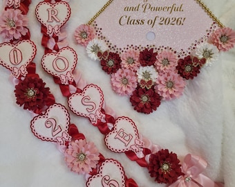 Adorno de graduación personalizado Coquette y paquete de lei Clase de último año de 2026 Conjunto de graduación con lazo floral rosa y rojo