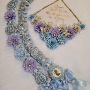 Nakrycie głowy na czapkę absolwenta inspirowane serialem Bridgerton i lei Elegancka dekoracja kwiatowa na czapkę absolwenta „Najdroższy Czytelniku” Nakrycie głowy na czapkę absolwenta rocznika 2026