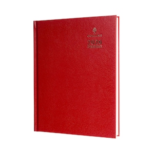 Könnte beinhalten: Ein rotes Notizbuch mit goldfarbenem Aufdruck "Collins 2020" und strukturierter Oberfläche. Der Rand ist weiß. Das Notizbuch dient zur Terminplanung und Notizen, ein praktisches Werkzeug.