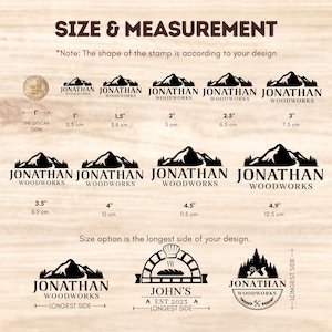 Op de afbeelding: Een maattabel voor aangepaste stempels met de tekst JONATHAN WOODWORKS en berggraphics. Het toont verschillende maten van 2,5 cm tot 12,5 cm, gebruikt een munt van &eacute;&eacute;n dollar als schaal en toont voorbeelden van verschillende logo-ontwerpen.