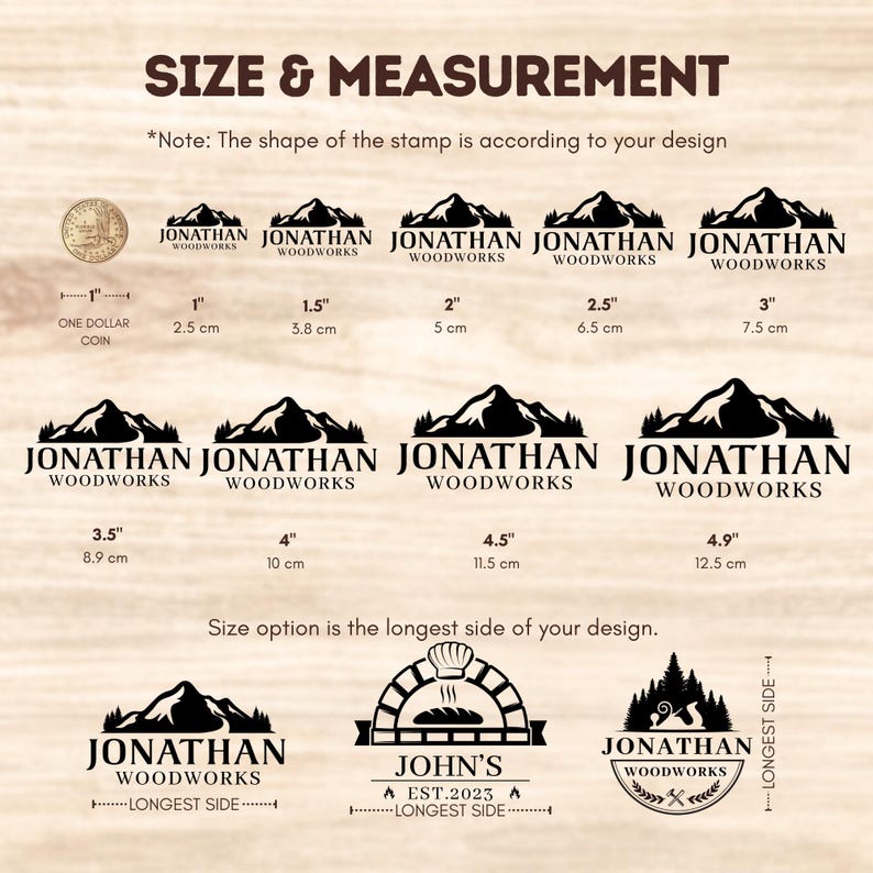 Op de afbeelding: Een maattabel voor aangepaste stempels met de tekst JONATHAN WOODWORKS en berggraphics. Het toont verschillende maten van 2,5 cm tot 12,5 cm, gebruikt een munt van &eacute;&eacute;n dollar als schaal en toont voorbeelden van verschillende logo-ontwerpen.