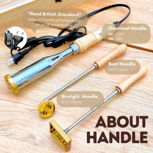 Op de afbeelding: Een set van drie brandstempels, inclusief een elektrische handgreep met een zwart snoer, een gebogen handgreep en een rechte handgreep. Elk gereedschap heeft een lichthouten greep en een metalen schacht. De stempelkoppen zijn van goudkleurig metaal.