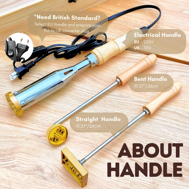 Op de afbeelding: Een set van drie brandstempels, inclusief een elektrische handgreep met een zwart snoer, een gebogen handgreep en een rechte handgreep. Elk gereedschap heeft een lichthouten greep en een metalen schacht. De stempelkoppen zijn van goudkleurig metaal.