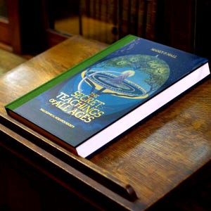 Gli insegnamenti segreti di tutte le età - EDIZIONE SMERALDO (2024) di Manly P. Hall NUOVO