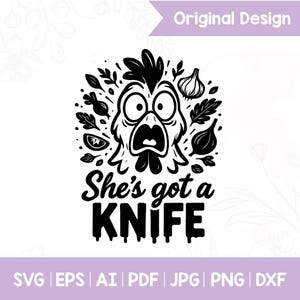 Könnte beinhalten: Schwarz-weiß Grafikdesign mit einem überraschten Hühnerkopf, umgeben von Gemüse und Kräutern. Der Text "She's got a KNIFE" steht darunter. Dateiformate: SVG, EPS, AI, PDF, JPG, PNG und DXF.