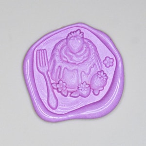 Sello de cera de pudín de fresa: Pudín de fresa detallado con fruta, flores y tenedor / Crabsupply™