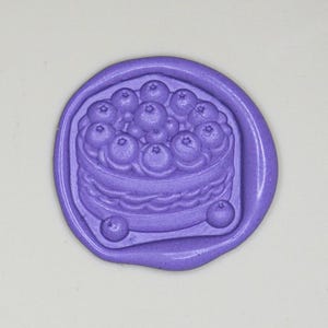 Sello de cera de pastel de arándanos: un bonito pastel redondo de arándanos con bayas / Crabsupply™