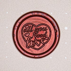 Sello de lacre "Todo lo que necesitas es amor" – Diseño original de Crabsupply™