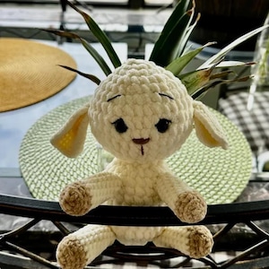 Patrón de amigurumi de cordero a crochet – Juguete ideal para principiantes (Descarga en PDF)