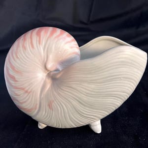 Maceta de cerámica de porcelana con base, diseño de concha de nautilus vintage, de Fitz & Floyd.