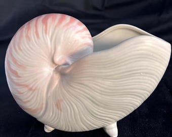 Maceta de cerámica de porcelana con base, diseño de concha de nautilus vintage, de Fitz & Floyd.