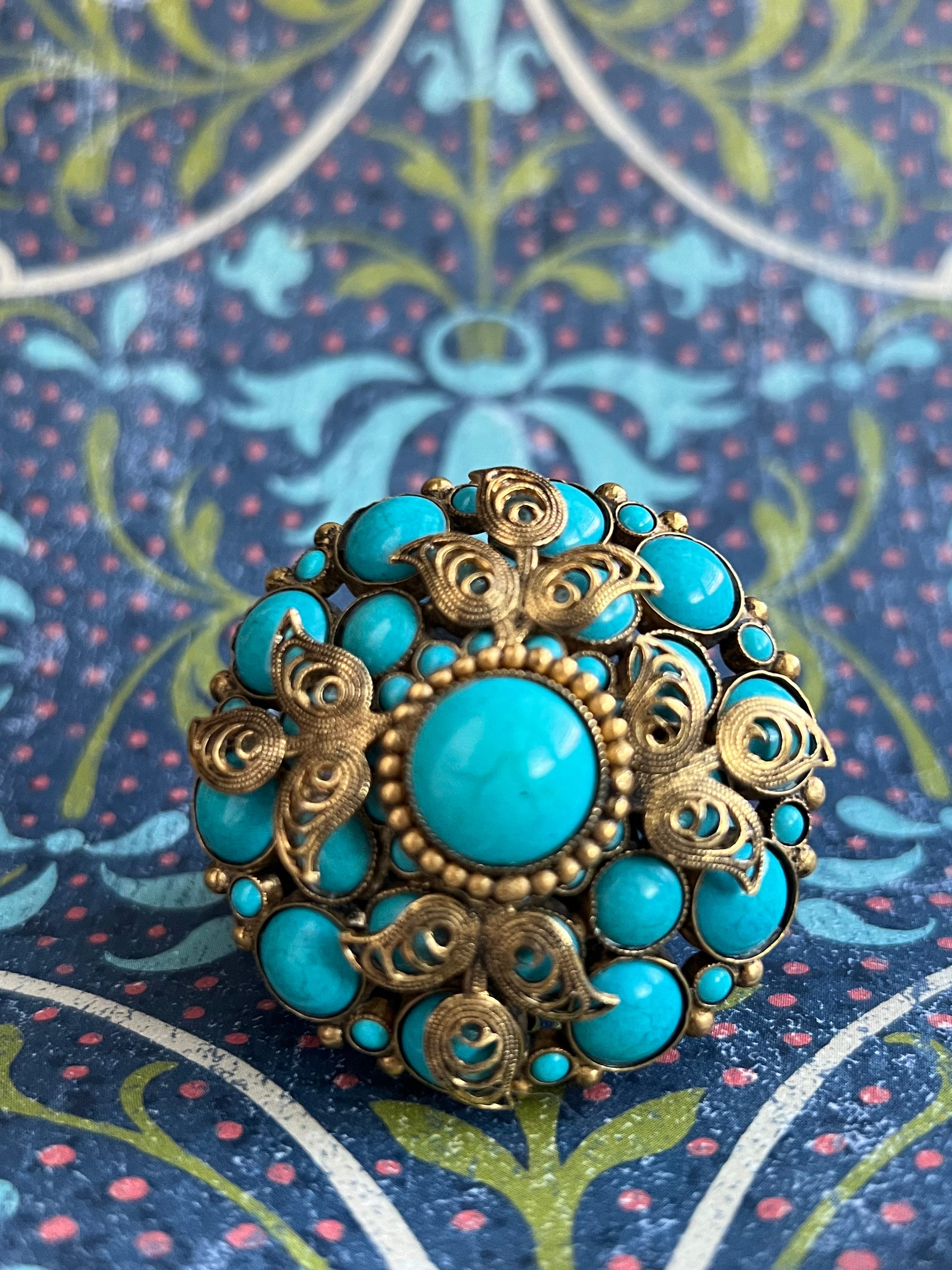 アクセサリー Vintage fake turquoise/coral gold broach SPHINX Gold-tone, Faux-pearl and Faux Turquoise Filigree