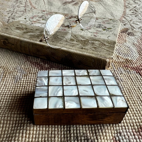 Trinket Box Mother of Pearl, Wood, Brass Tiny Ring Presentation Storage Jewelry Vanity Boudoir Bathroom