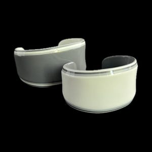 Lea Stein French Cuff Armband aus weißer oder grauer Cellulose Acetat