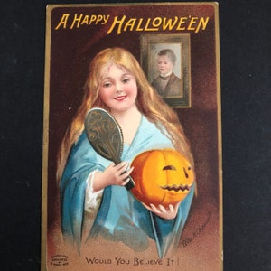 Cartão postal vintage Clapsaddle de Halloween, garota vê a visão do futuro marido no espelho