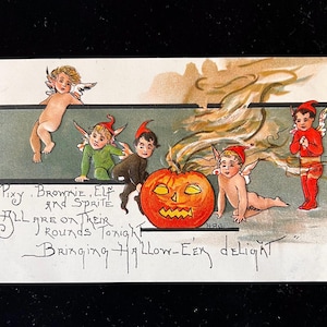 Puede incluir: Postal de Halloween vintage con ilustraciones de querubines, elfos y una calabaza tallada. El texto dice: "Pixy, Brownie, Elf and Sprite, All are on their rounds tonight, Bringing Hallow-E'en delight."