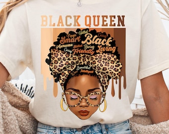 Puede incluir: Una camiseta color crema con el gráfico de una mujer negra con un gran peinado afro, que lleva gafas y un pañuelo con estampado de leopardo. El texto dice BLACK QUEEN con palabras como Smart, Loving y Friendly.