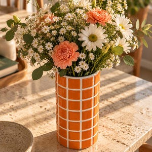 Vaso decorativo cilindrico con motivo a quadrati arancioni e bianchi, vaso per fiori geometrico effetto mosaico, moderno complemento d'arredo da tavolo in stile retrò.