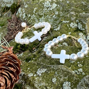 Bracelet croix en perles de foin avec carte de versets, bijoux chrétiens inspirants, fonction Tap-to-View, cadeau pour elle, cadeau de fête des mères