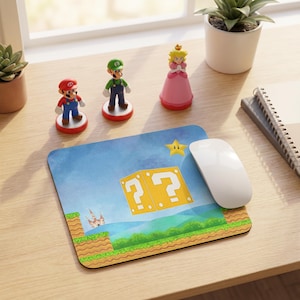 以下が含まれることがあります： スーパーマリオブラザーズのデザインが施された長方形のマウスパッド。マウスパッドは、青い空の背景に緑の風景、黄色のクエスチョンマークボックス、白いマウスがあります。マリオ、ルイージ、ピーチ姫のフィギュアも表示されています。
