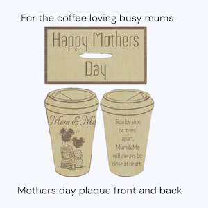 Puede incluir: Una placa de madera del Día de la Madre con las palabras "Happy Mothers Day" y un recorte. Se muestran dos diseños de tazas de café, uno con "Mom & Me" y un gráfico, el otro con un mensaje.