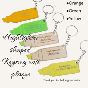 Puede incluir: Una colección de llaveros con forma de resaltador en naranja, verde, amarillo y tonos de madera natural. Cada llavero tiene un anillo y una cadena plateados. Algunos llaveros tienen el texto "You helped me stand out" y "Thank you for helping me shine."