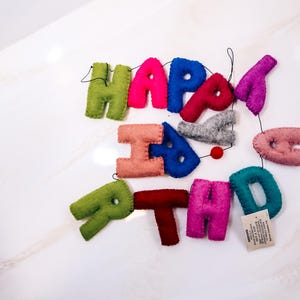 Bandeirinhas de Feliz Aniversário – Guirlanda de Feltro Feita à Mão, Decoração de Festa de Aniversário, Faixa de Feltro Personalizável, Decoração de Chá de Bebê