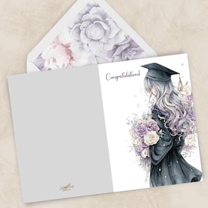 Op de afbeelding: Een afstudeerwenskaart met een aquarel illustratie. De kaart toont een afgestudeerde in een zwarte baret en toga met een boeket paarse en witte bloemen. De tekst "Gefeliciteerd!" staat op de kaart.