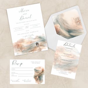 Könnte beinhalten: Hochzeitseinladungsset mit Aquarelldesign. Die Einladung, die RSVP-Karte, die Detailkarte und der Umschlag zeigen eine Windrose und ein Paar, das auf einem Pfad geht.