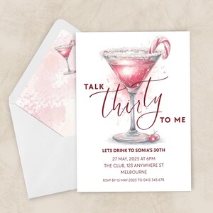 Op de afbeelding: Een uitnodiging voor een verjaardag met een roze cocktail illustratie, afgezet met suiker en gegarneerd met een zuurstok. De tekst luidt "Talk Thirty To Me" en bevat evenementdetails voor Sonia's 30e verjaardag.
