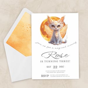 Gelbe Mond Motte Katze Geburtstagseinladung, Orange Wunderliche magische mystische Geschöpf Tier Aquarell bearbeitbare digitale Download Vorlage