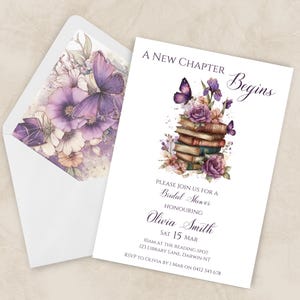Op de afbeelding: Witte uitnodiging voor een bruidsdouche met bloemen- en vlinderillustraties. De uitnodiging luidt "A New Chapter Begins" en bevat evenementdetails. De envelop heeft een bijpassend bloemendesign.