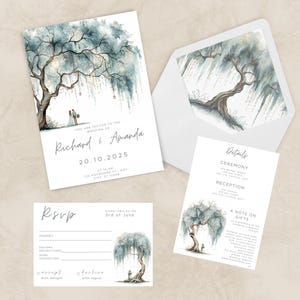 Può includere: Set di partecipazioni di nozze con un'illustrazione ad acquerello di un salice piangente. Il set include un invito, un biglietto di risposta, un biglietto di dettagli e una busta. Il design è nei toni del blu e del grigio.