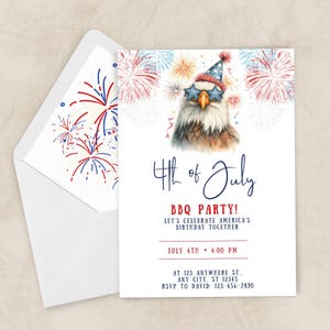 以下が含まれることがあります： 白い招待状とそれに合う封筒。カードには、サングラスとパーティーハットをかけたワシのイラストが描かれており、背景には花火があります。テキストには「4th of July BBQ Party！」とイベントの詳細が記載されています。