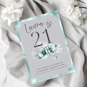 Könnte beinhalten: Eine graue und blaue Einladungskarte mit dem Text "Laura ist 21" und floralen Designs. Die Einladung ist für eine Party am Samstag, den 4. Oktober 2025 um 15:00 Uhr im Jump House in Melbourne, Victoria. Bitte melde dich bis zum 5. Oktober 2025 an.