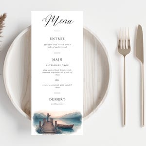 Könnte beinhalten: Eine Hochzeitsmenükarte mit dem Wort "Menü" in eleganter Schrift. Die Speisekarte listet eine Vorspeise mit Kürbissuppe, einen Hauptgang mit Rinderbrust oder Hähnchenschnitzel und Hochzeitstorte zum Nachtisch auf. Der untere Teil zeigt ein Aquarellbild eines Stegs und eines Bootes.