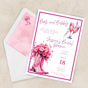 Può includere: Invito per addio al nubilato rosa con il testo "Boots and Bubbly" e "Jessica's Bridal Shower". L'invito presenta stivali da cowboy rosa con composizioni floreali e calici di champagne. La busta ha un design floreale rosa.