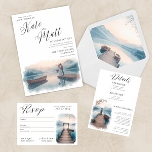 Könnte beinhalten: Hochzeitseinladungs-Set mit einem Aquarelldesign mit einer Seelandschaft. Die Einladung enthält die Namen "Kate und Matt", das Datum und den Ort. Eine RSVP-Karte, eine Detailkarte und ein Umschlag sind ebenfalls enthalten.
