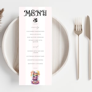 Puede incluir: Un menú a rayas rosa y blanco con la palabra "MENU" en letra cursiva negra en la parte superior. El menú enumera una variedad de artículos de comida salada y dulce, incluyendo sándwiches de pepino, huevos diablos, bollos con mermelada y crema, y cupcakes de cumpleaños. El menú está decorado con una ilustración en blanco y negro de una taza de té y un sombrero en la parte superior y una ilustración colorida de tazas de té apiladas en la parte inferior.