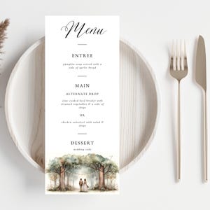 Könnte beinhalten: Eine Hochzeitsmenükarte mit dem Wort "Menü" in eleganter Schrift oben. Das Menü listet Vorspeisen, Hauptgerichte und Dessert auf. Der untere Teil der Karte zeigt eine Aquarellillustration eines Paares unter einem Baumdach.