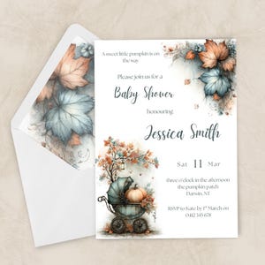 Könnte beinhalten: Babyparty-Einladung mit Aquarellillustrationen von Herbstblättern und einem Vintage-Kinderwagen mit einem Kürbis. Der Einladungstext lautet "A sweet little pumpkin is on the way" und lädt die Gäste ein, Jessica Smith zu feiern.