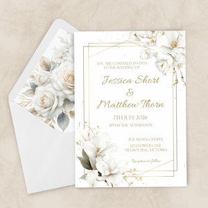 Könnte beinhalten: Eine Hochzeitseinladung mit weißem Hintergrund und goldenen Akzenten. Die Einladung enthält die Namen Jessica Short und Matthew Thorn, das Datum 7. Juli 2026 und die Uhrzeit 15:00 Uhr. Die Einladung ist mit weißen Blumen verziert und wird von einem passenden Umschlag begleitet.