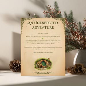 Op de afbeelding: Een rechthoekig spelblad met een achtergrond in vintage perkamentstijl. De tekst luidt AN UNEXPECTED ADVENTURE, INSTRUCTIONS, en bevat onderaan een kleurrijke illustratie van een hobbit die buiten een huis met een ronde deur zit.