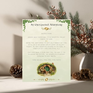 Puede incluir: Una tarjeta impresa con el título "An Unexpected Adventure" con instrucciones para un juego de narración. La tarjeta presenta una colorida ilustración de un agujero de hobbit y elementos florales decorativos. El texto está en una fuente caprichosa.