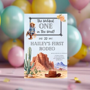 Peut inclure: Une invitation bleue et blanche avec une cow-girl de dessin animé sur un cheval. Le texte dit "The Wildest One in the West!" et "Hailey's First Rodeo". L'invitation a une scène de désert avec un cactus et un chapeau de cowboy.