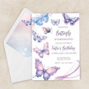 Op de afbeelding: Paarse en blauwe vlinder geboortekaart met glitteraccenten. De uitnodiging luidt "Onze kleine vlinder wordt vijf!" en bevat de datum en tijd van het feest.