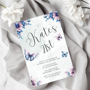 Op de afbeelding: Een lichtblauwe en roze bloemen uitnodiging met vlinders en de tekst "Kate's 21st"  Doe mee met ons om te vieren op zaterdag 6 oktober 2025 om vijf uur 's middags. The Pumphouse Melbourne Victoria. RSVP aan Matthew vóór 5 oktober 2025.